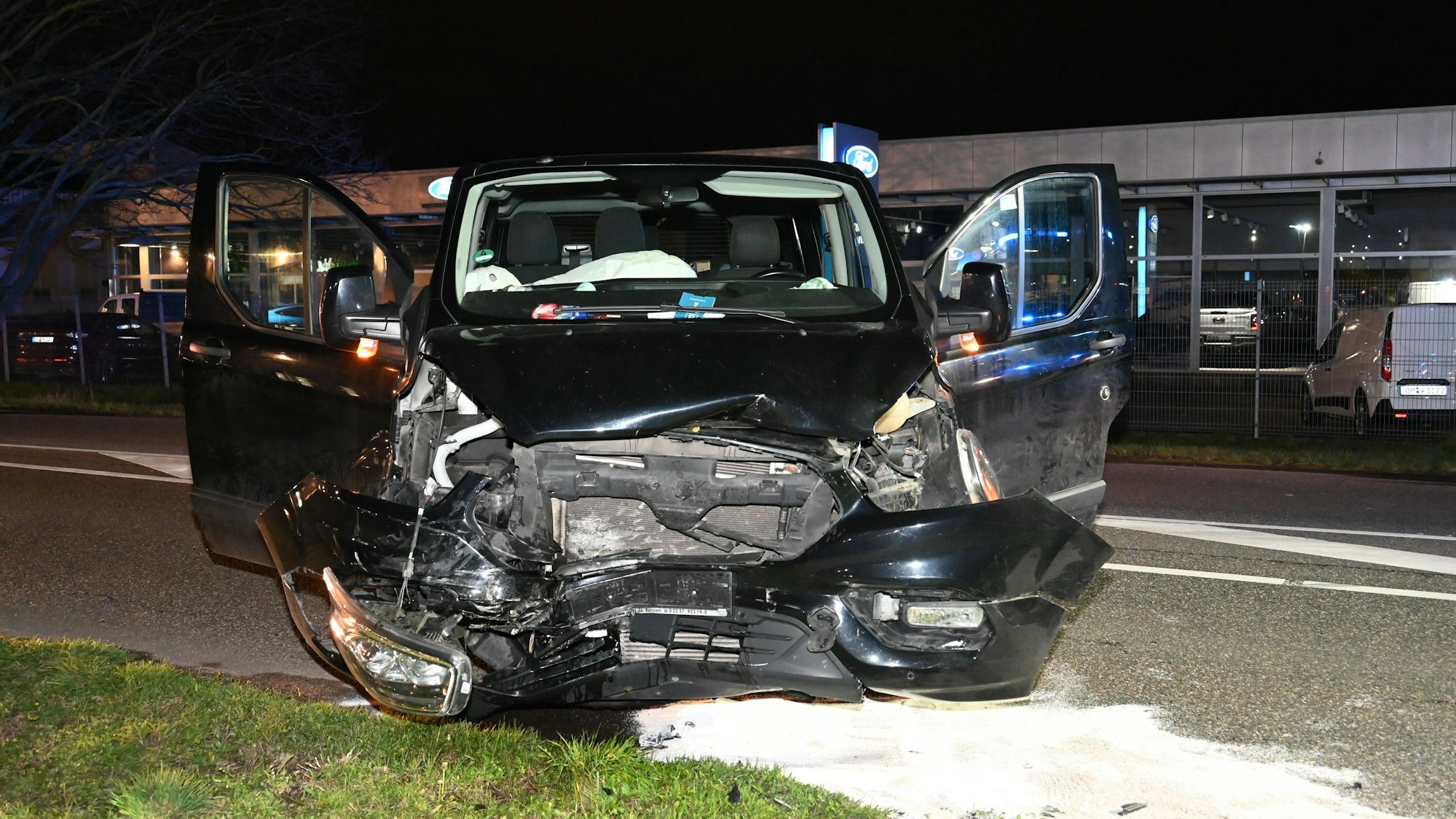 Einer der Unfallwagen steht auf der Straße.