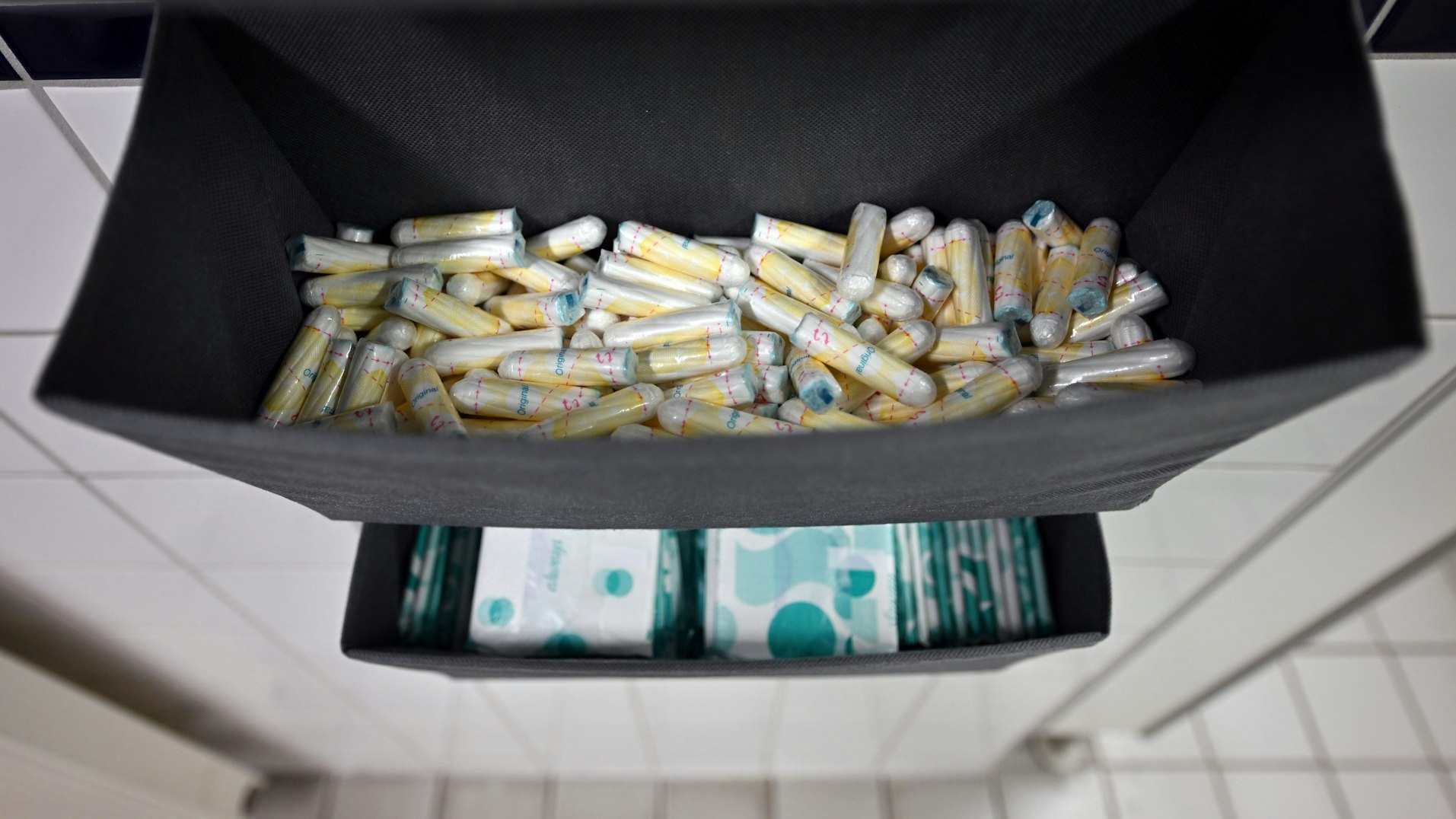 Damenbinden und Tampons liegen in einer Toilette an der Friedrich-Schiller-Universität Jena.