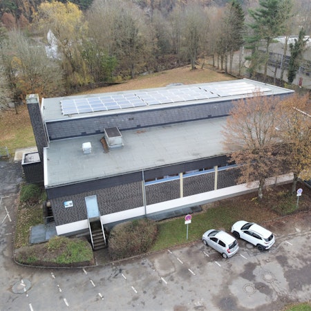 Das Schwimmbad in Kall aus der Vogelperspektive.