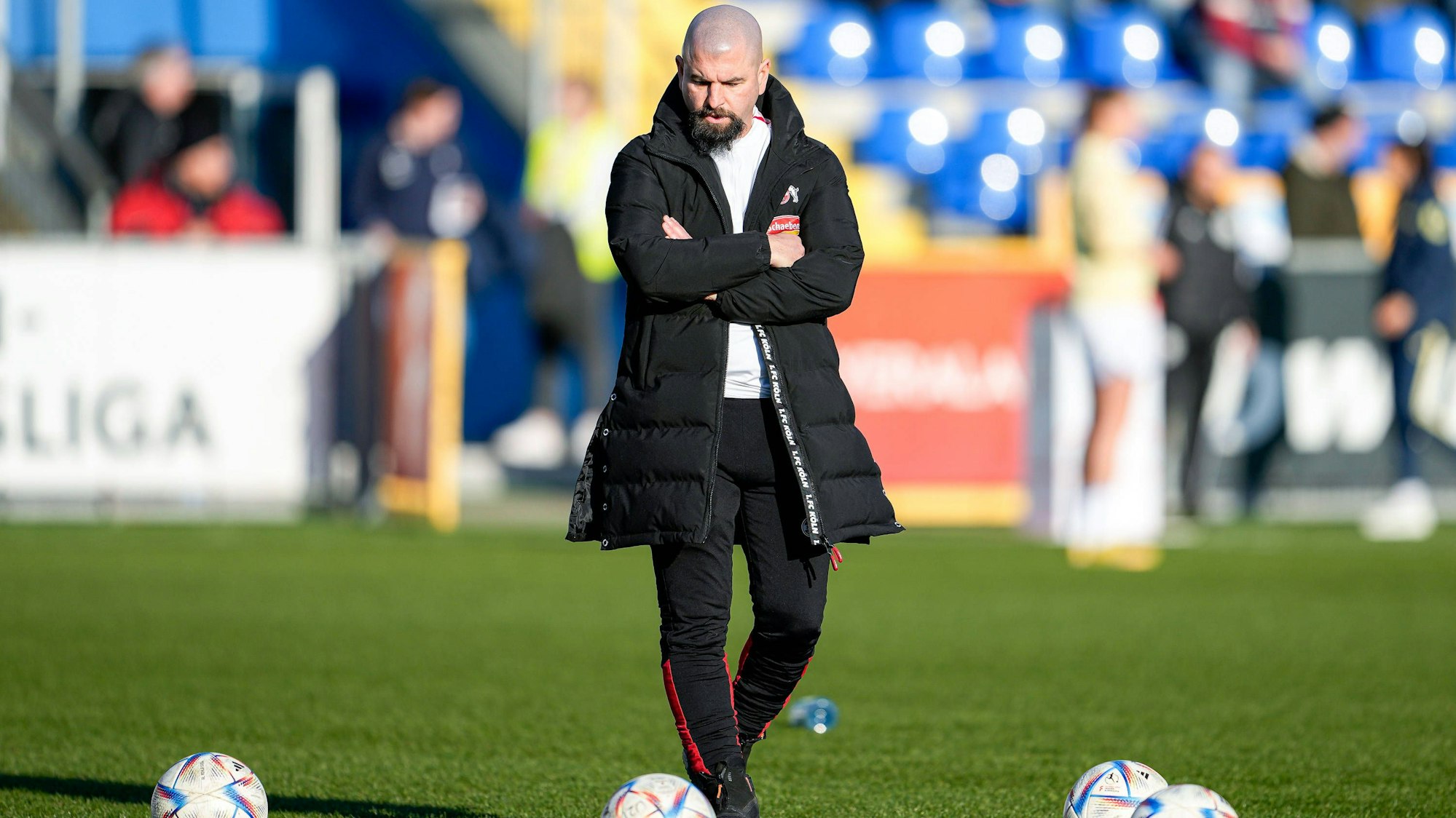 Sascha Glass Trainer, Cheftrainer, 1. FC Köln, Freisteller, Ganzkörper, Einzelbild, Einzelfoto, Aktion, Action, enttäuscht schauend, Enttäuschung, Frustration, disappointed, pessimistisch, 12.02.2023, Sinsheim Hoffenheim Deutschland, Fussball, Flyeralarm Frauen-Bundesliga, TSG 1899 Hoffenheim - 1. FC Köln, 12.02.2023, Sinsheim Hoffenheim Deutschland, Fussball, Flyeralarm Frauen-Bundesliga, TSG 1899 Hoffenheim - 1. FC Köln, DFB/DFL REGULATIONS PROHIBIT ANY USE OF PHOTOGRAPHS AS IMAGE SEQUENCES AND/OR QUASI-VIDEO. *** Sascha Glass coach, head coach, 1 FC Cologne , crop, full body, single image, single photo, action, looking disappointed, disappointment, frustration, disappointed, pessimistic, 12 02 2023, Sinsheim Hoffenheim Germany , football, Flyeralarm Frauen Bundesliga, TSG 1899 Hoffenheim 1 FC Köln, 12 02 2023, Sinsheim Hoffenheim Germany , Football, Flyeralarm Frauen Bundesliga, TSG 1899 Hoffenheim 1 FC Köln, DFB DFL REGULATES PROHIBIT ANY USE OF PHOTOGRAPHS AS IMAGE SEQUENCES AND OR QUASI VIDEO xozx