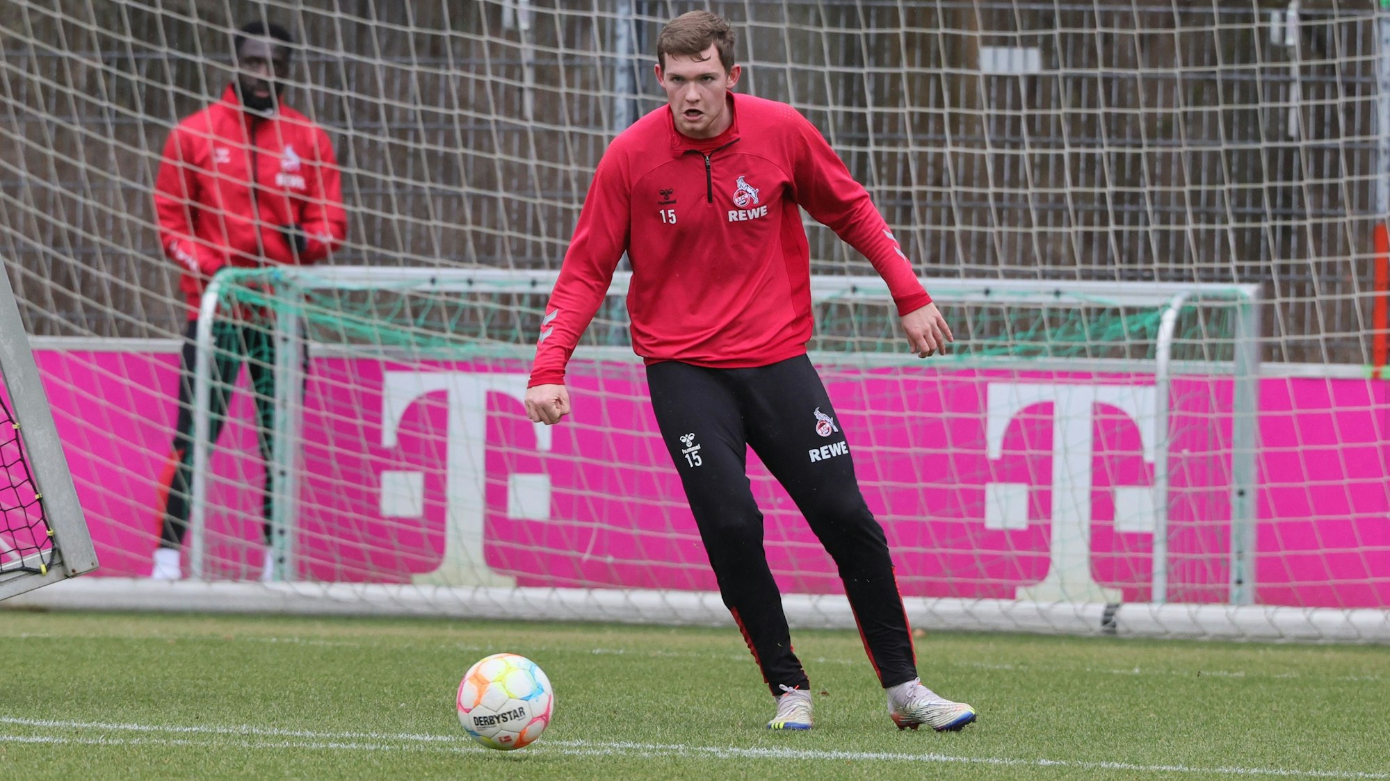 Luca Kilian steht auf dem Spielfeld und vor ihm liegt ein Ball.
