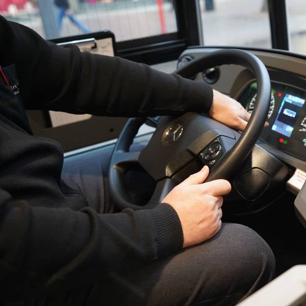 Ein Busfahrer sitzt in einem Elektrobus.