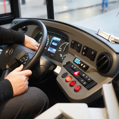 Ein Busfahrer sitzt in einem Elektrobus.