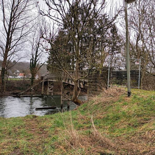 Eine Brücke ist abgesperrt.
