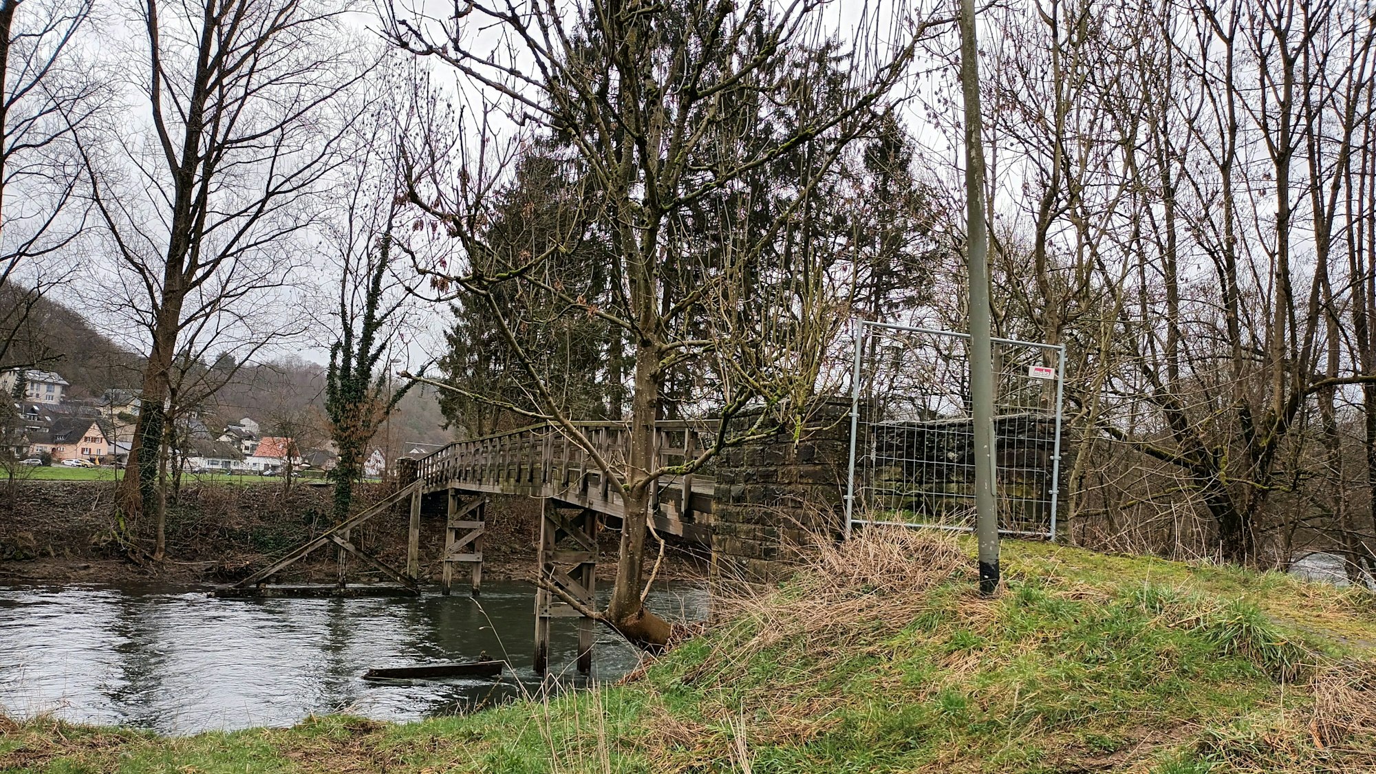 Eine Brücke ist abgesperrt.