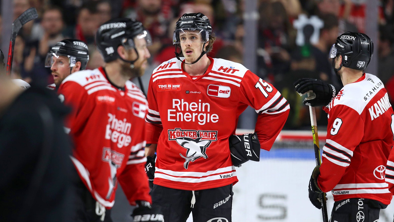 Bedrückte Gesichter bei den Haien mit Louis-Marc Aubry nach der 3:7-Niederlage gegen Adler Mannheim.