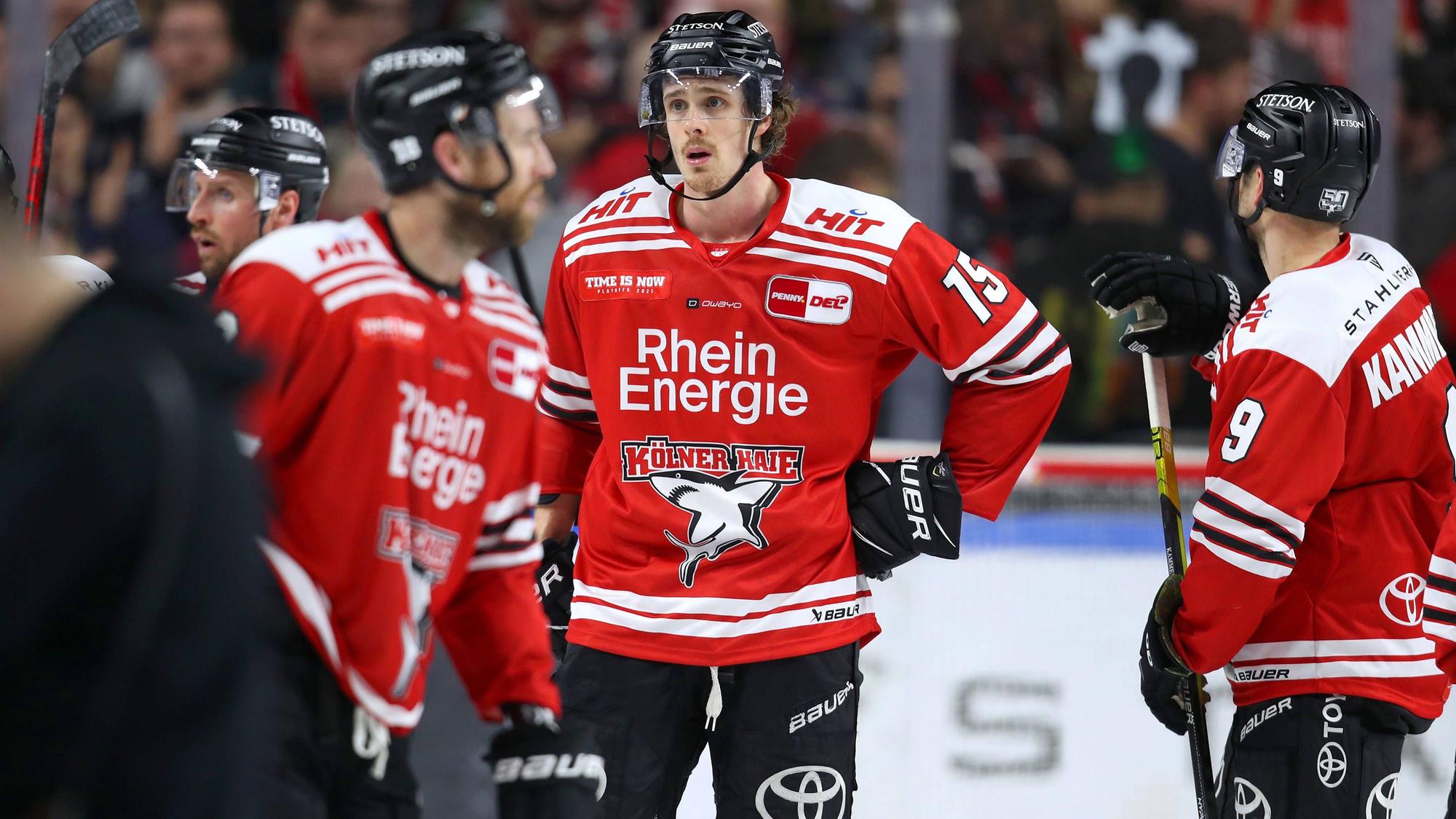 Bedrückte Gesichter bei den Haien mit Louis-Marc Aubry nach der 3:7-Niederlage gegen Adler Mannheim.