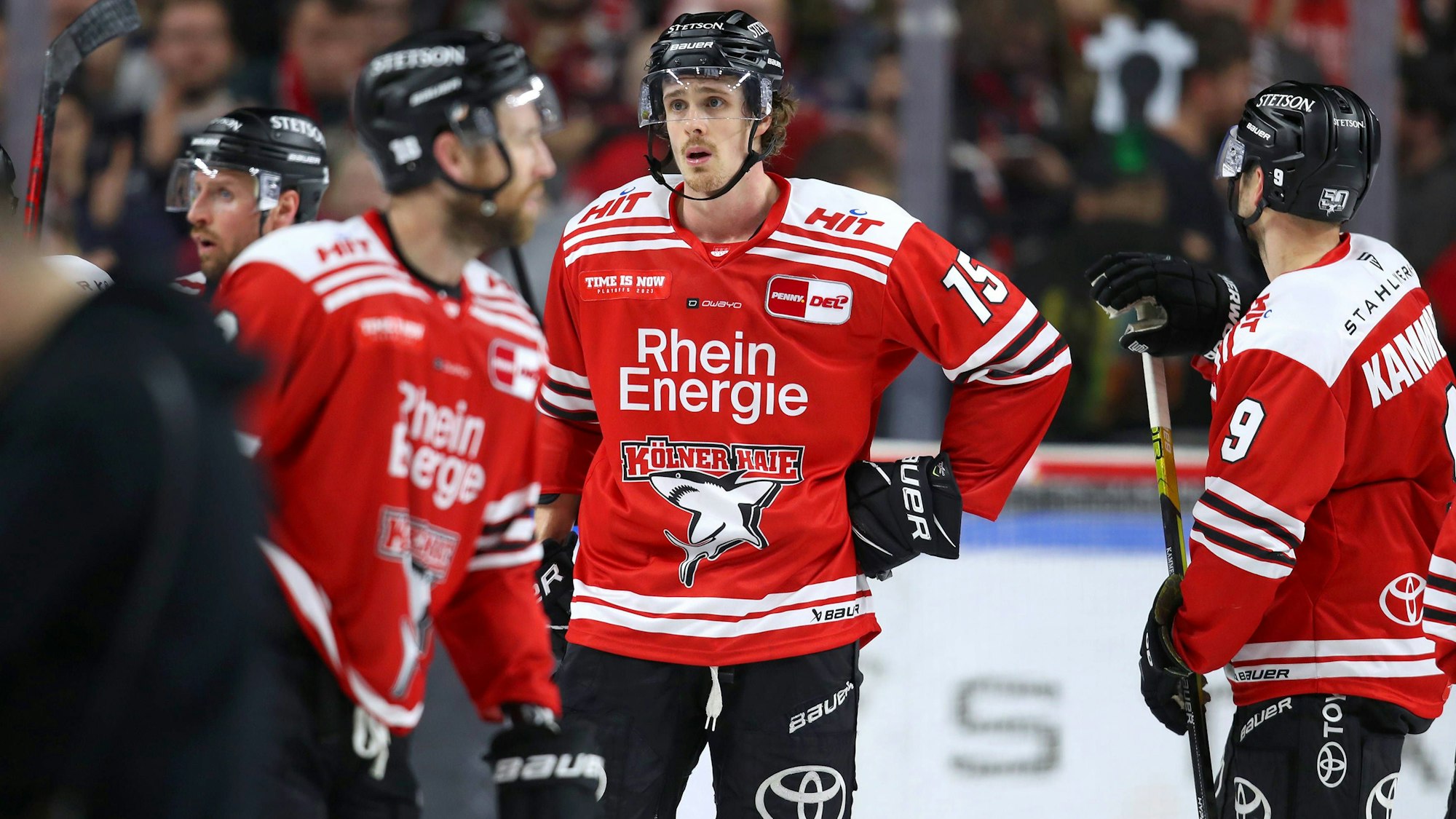 Bedrückte Gesichter bei den Haien mit Louis-Marc Aubry nach der 3:7-Niederlage gegen Adler Mannheim.