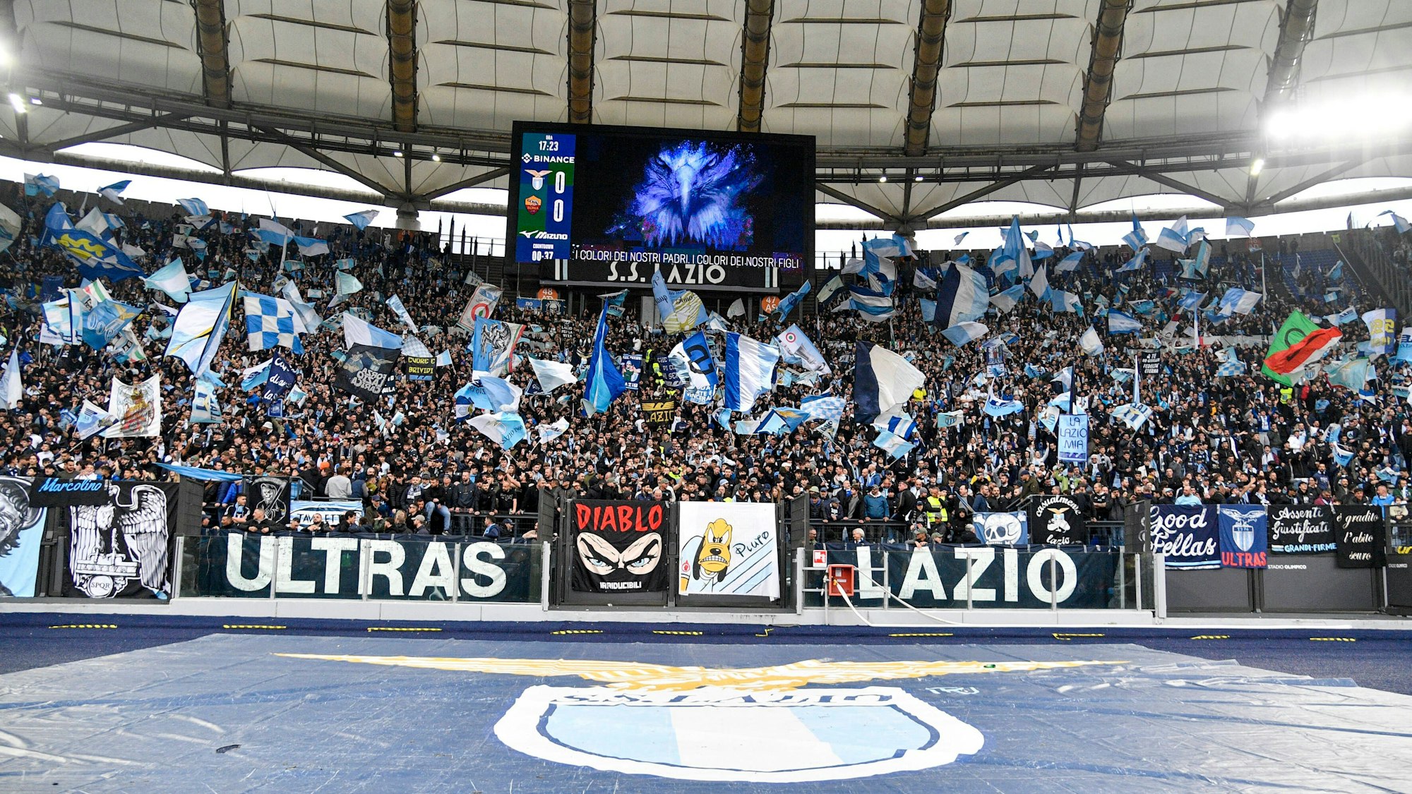 Die berüchtigte Nordkurve des Stadio Olimpico: Bei Heimspielen sind hier die Ultras von Lazio Rom zu finden.