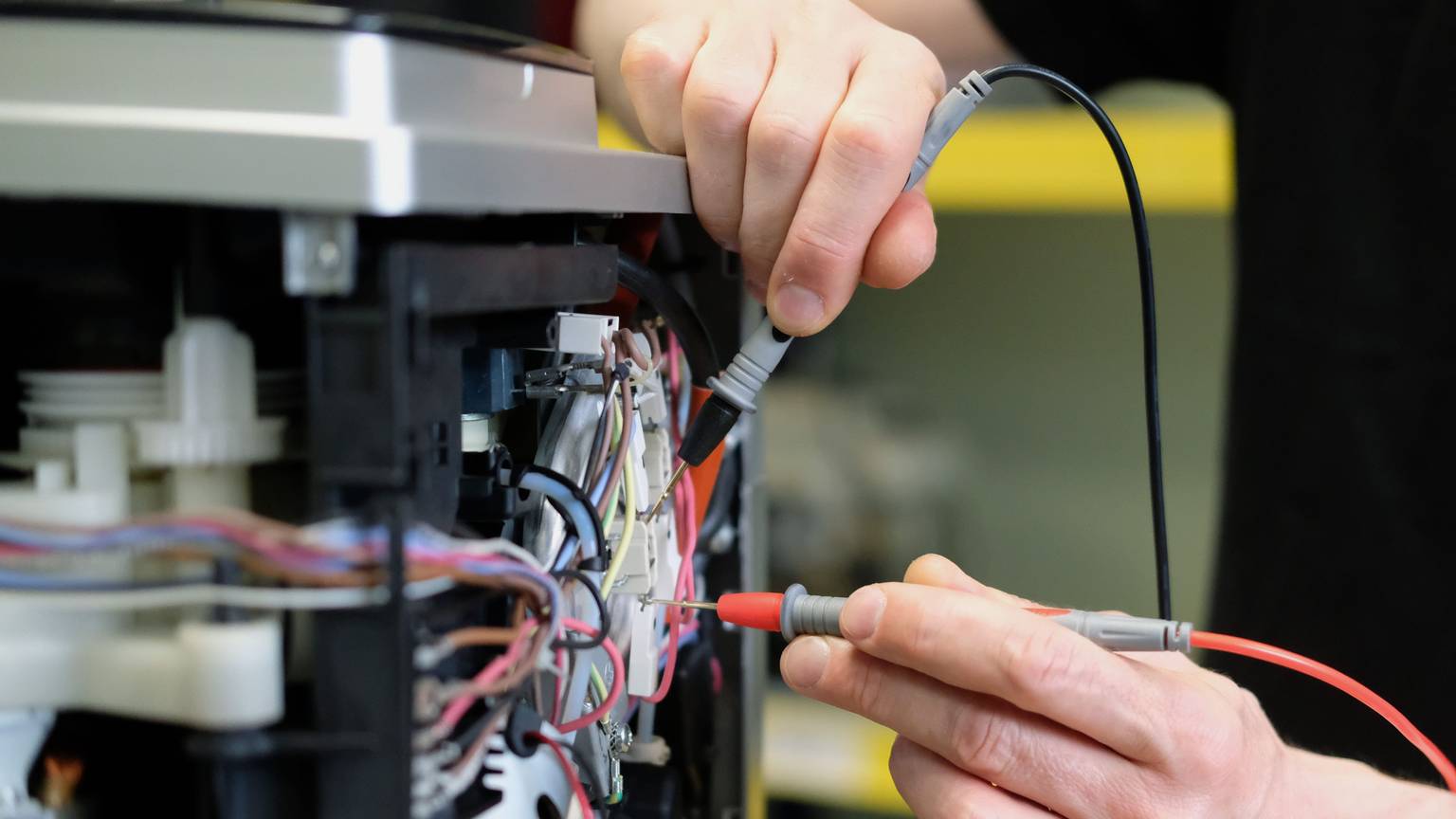 Ein Mann arbeitet an der Elektronik herum.