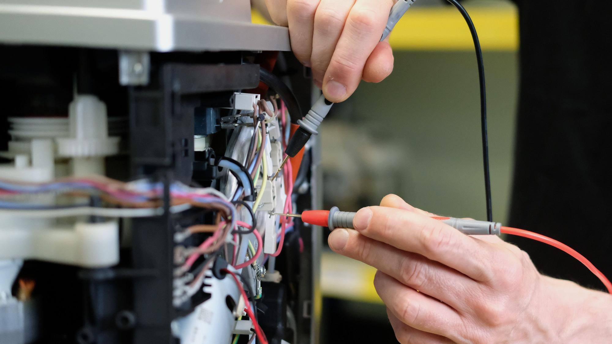 Ein Mann arbeitet an der Elektronik herum.