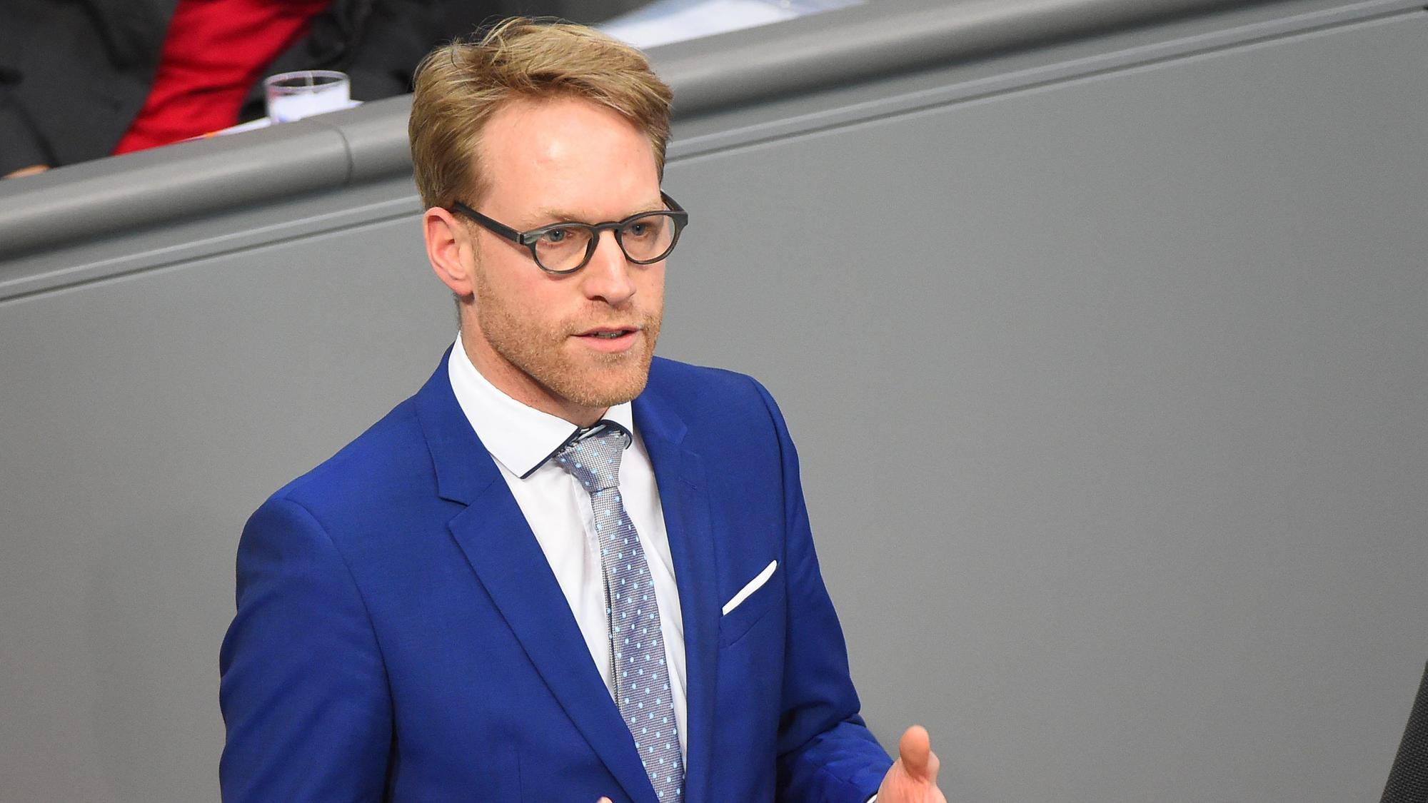Marc Henrichmann (CDU) spricht während der 151. Sitzung des Deutschen Bundestages.