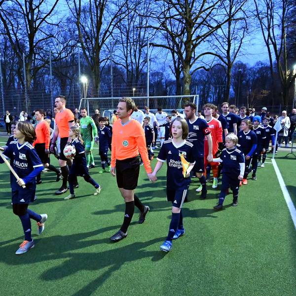 22.03.2023, Fussball-Blau Weiss Köln-Düren
Einmarsch der Mannschaften
Foto: Uli Herhaus
