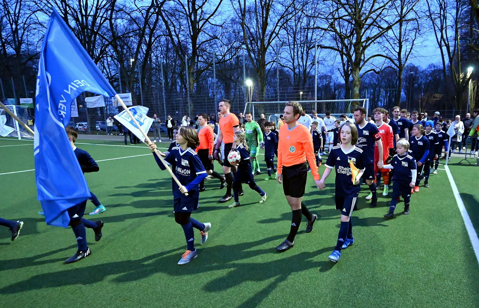 22.03.2023, Fussball-Blau Weiss Köln-Düren
Einmarsch der Mannschaften
Foto: Uli Herhaus