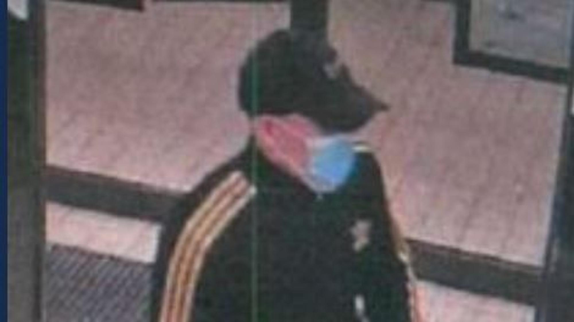 Das Foto zeigt das Fahndungsfoto mit einem Mann, der in Wesseling die Kassiererin eines Discounters verletzt und Bargeld aus der Kasse geraubt haben soll.