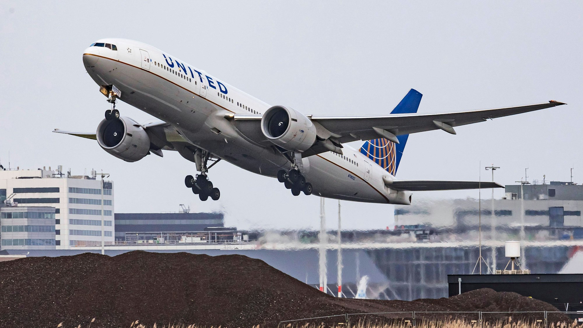 Eine Boeing 777 von United Airlines hebt von einer Startbahn ab. (Symbolbild)