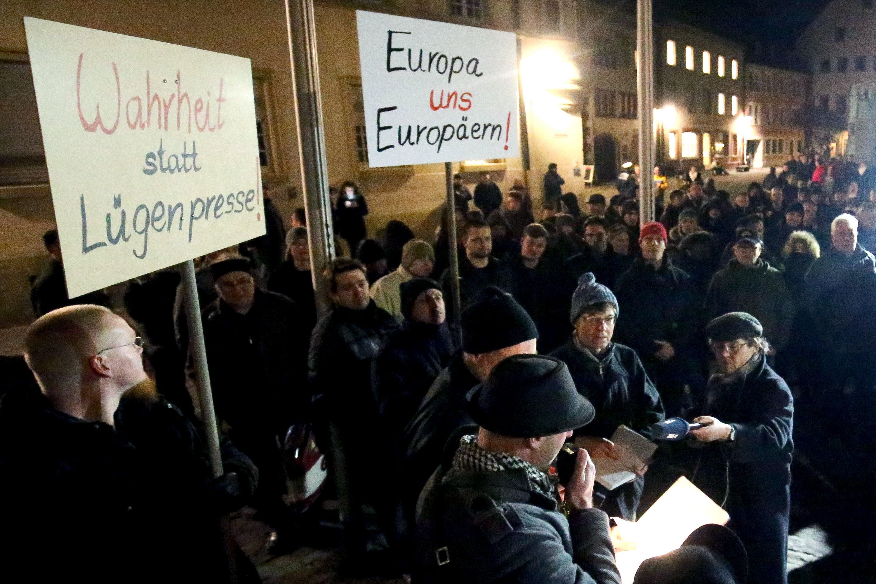 Schilder mit der Aufschrift „Wahrheit statt Lügenpresse“.