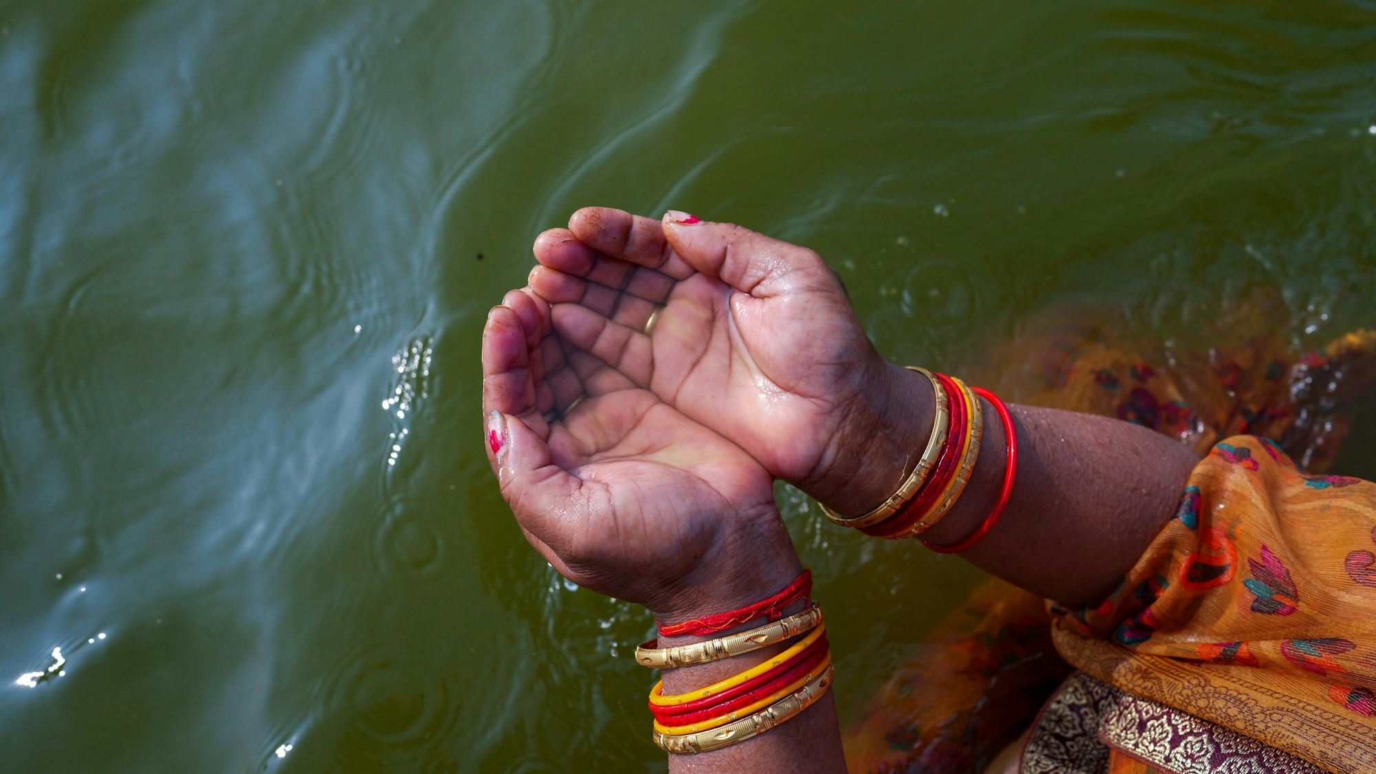 Eine Hinduistin führt ein Ritual durch im Sangam, dem Zusammenfluss des Ganges und Yamuna.