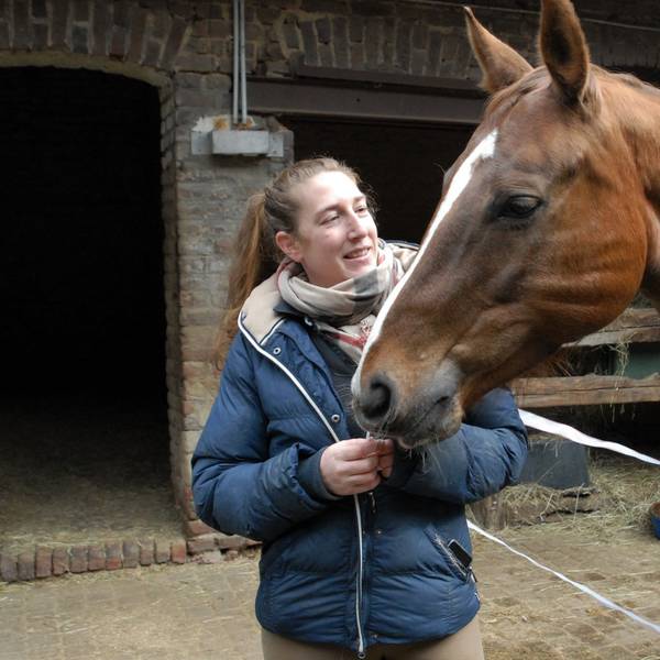Die angeschossene Stute Betty und ihre Besitzerin Sarah A.