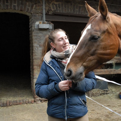 Die angeschossene Stute Betty und ihre Besitzerin Sarah A.