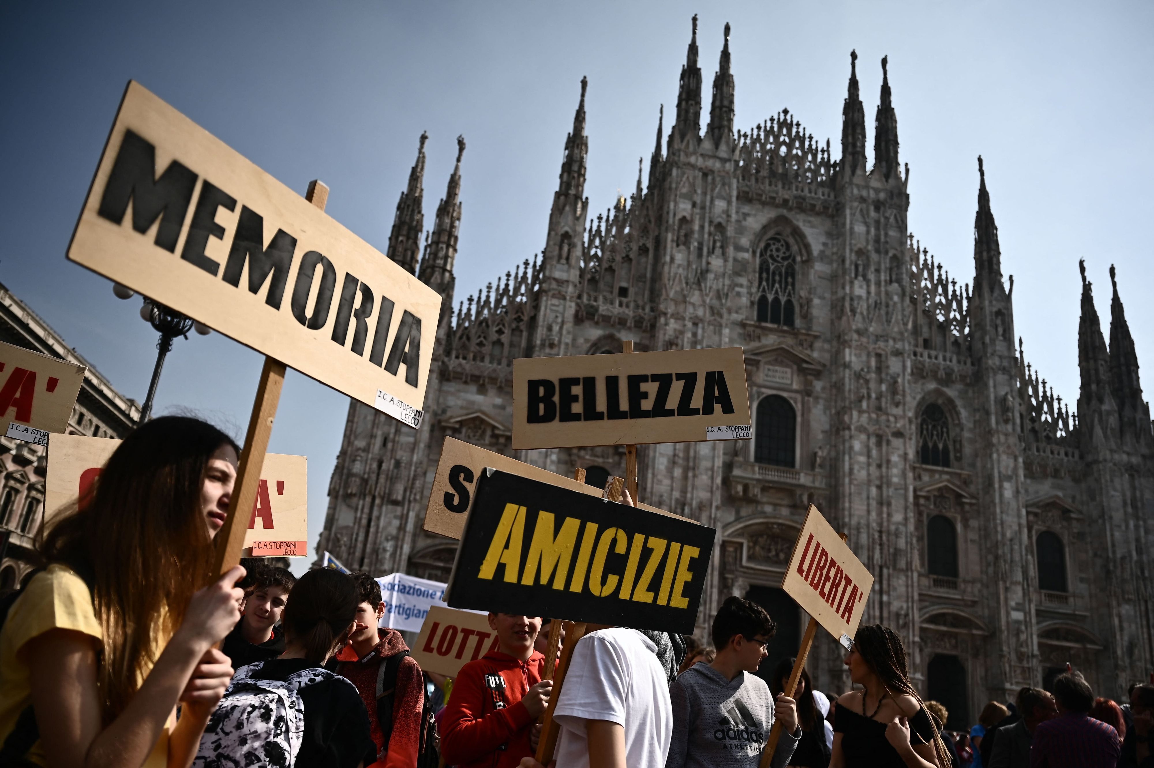 Menschen halten Schilder hoch und gedenken der Opfer der organisierten Kriminalität in Italien.