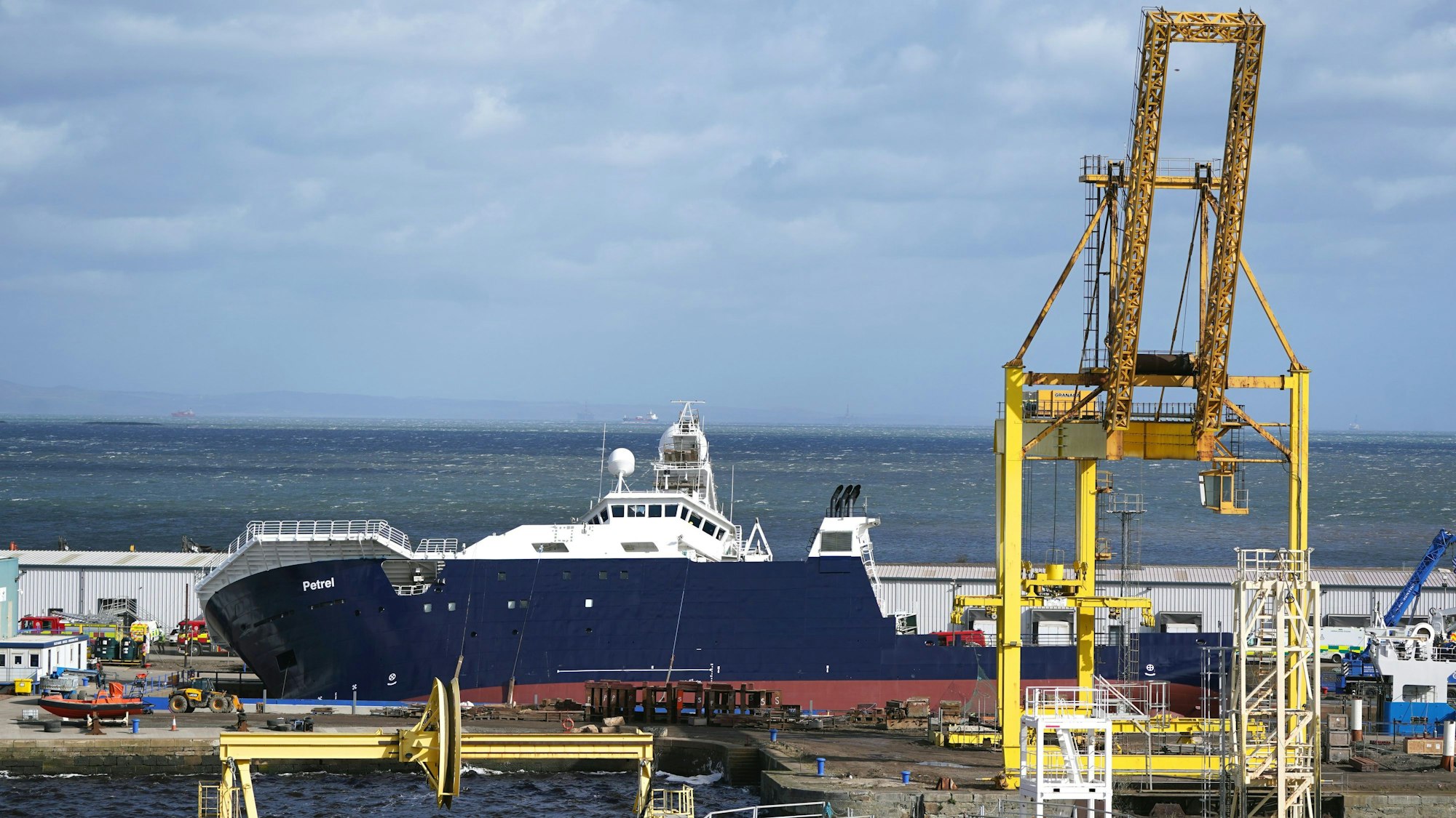 Rettungskräfte arbeiten am Imperial Dock, wo sich ein Schiff aus seiner Halterung gelöst hat, teilweise umgekippt ist und mehrere Personen verletzt hat.