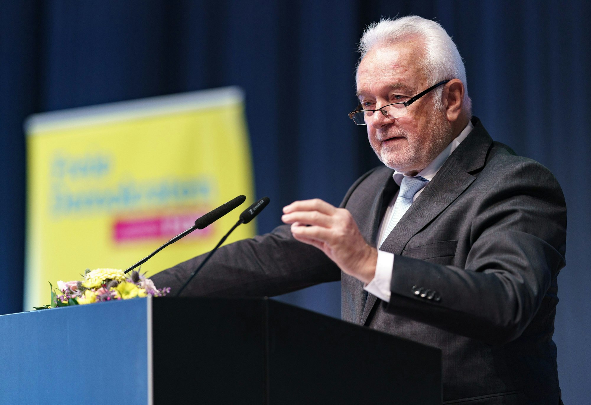 ARCHIV - 21.11.2021, Schleswig-Holstein, Neumünster: Wolfgang Kubicki (FDP), stellvertretender Bundesvorsitzender seiner Partei, spricht beim Landesparteitag der FDP Schleswig-Holstein. (zu dpa "Kubicki zu Amoktat: Gesetz allein macht keine veränderte Wirklichkeit") Foto: Axel Heimken/dpa +++ dpa-Bildfunk +++