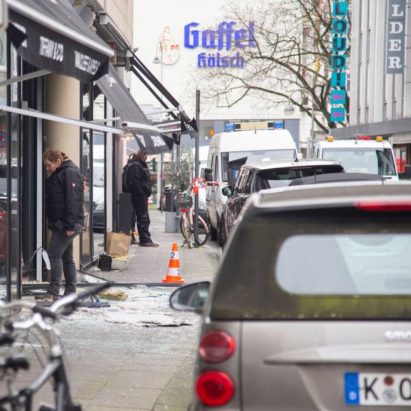 Die zerstörte Fensterfassade nach einer Sprengung in der Kölner Benesisstraße.