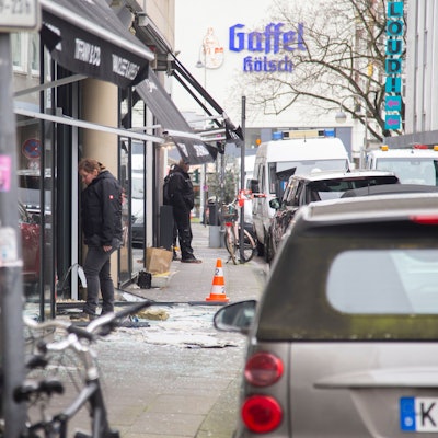 Die zerstörte Fensterfassade nach einer Sprengung in der Kölner Benesisstraße.