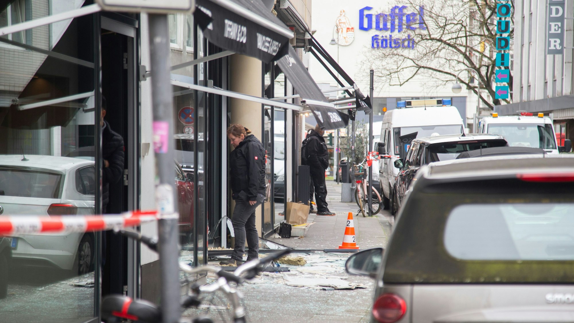 Die zerstörte Fensterfassade nach einer Sprengung in der Kölner Benesisstraße.