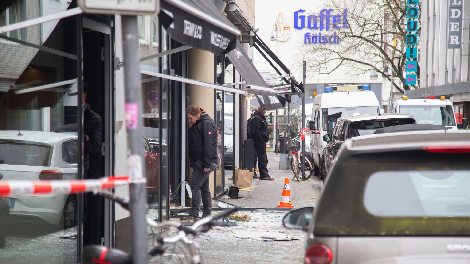 Heftiger Einbruch: Der Eingangsbereich des Uhrengeschäfts an der Mittelstraße glich nach der Sprengung vor rund vier Wochen einer Trümmerlandschaft.