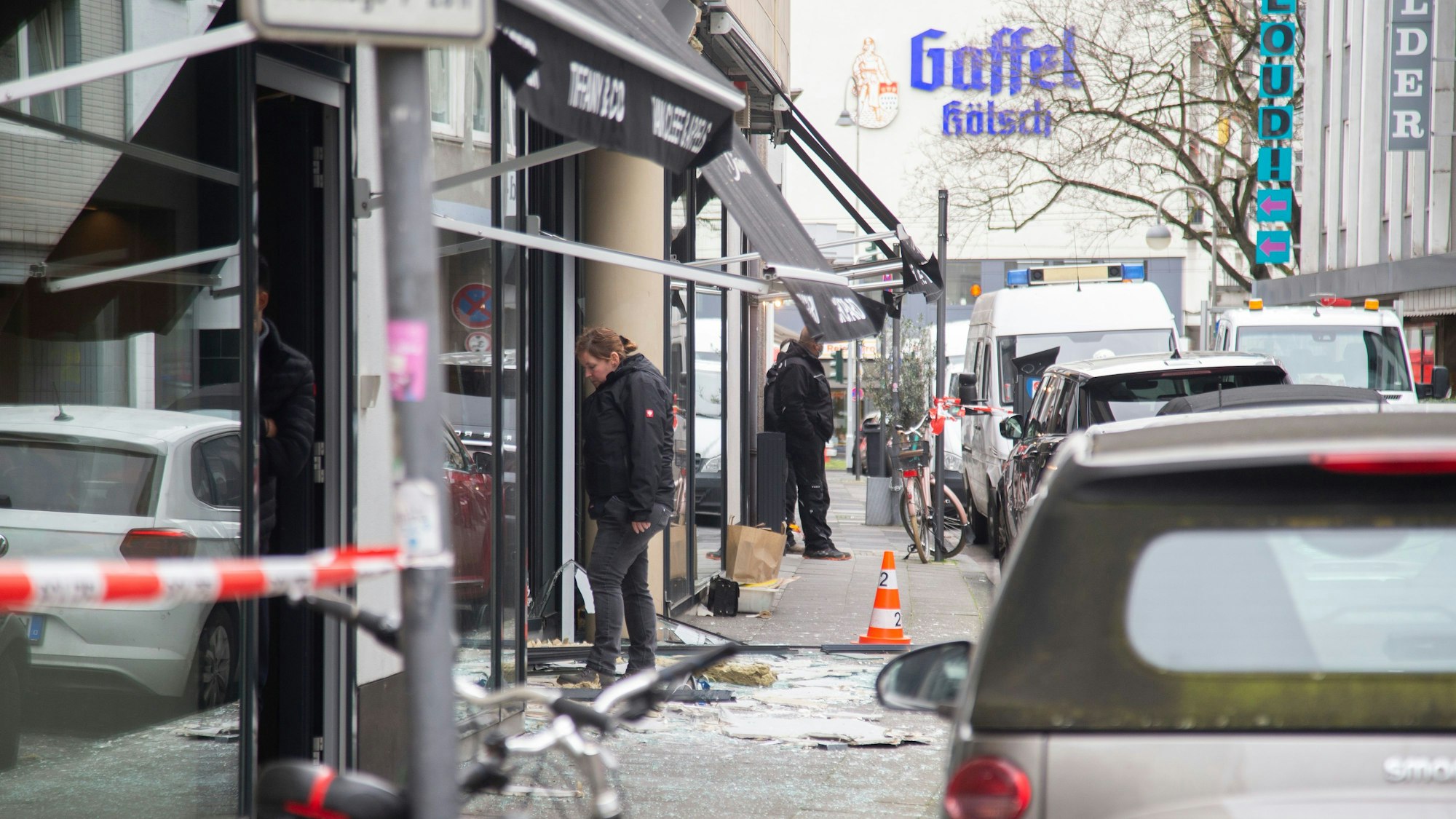 Heftiger Einbruch: Der Eingangsbereich des Uhrengeschäfts an der Mittelstraße glich nach der Sprengung vor rund vier Wochen einer Trümmerlandschaft.