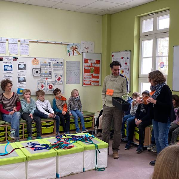 Brühler Hospizverein in einer dritten Klasse der Franziskus-Schule.