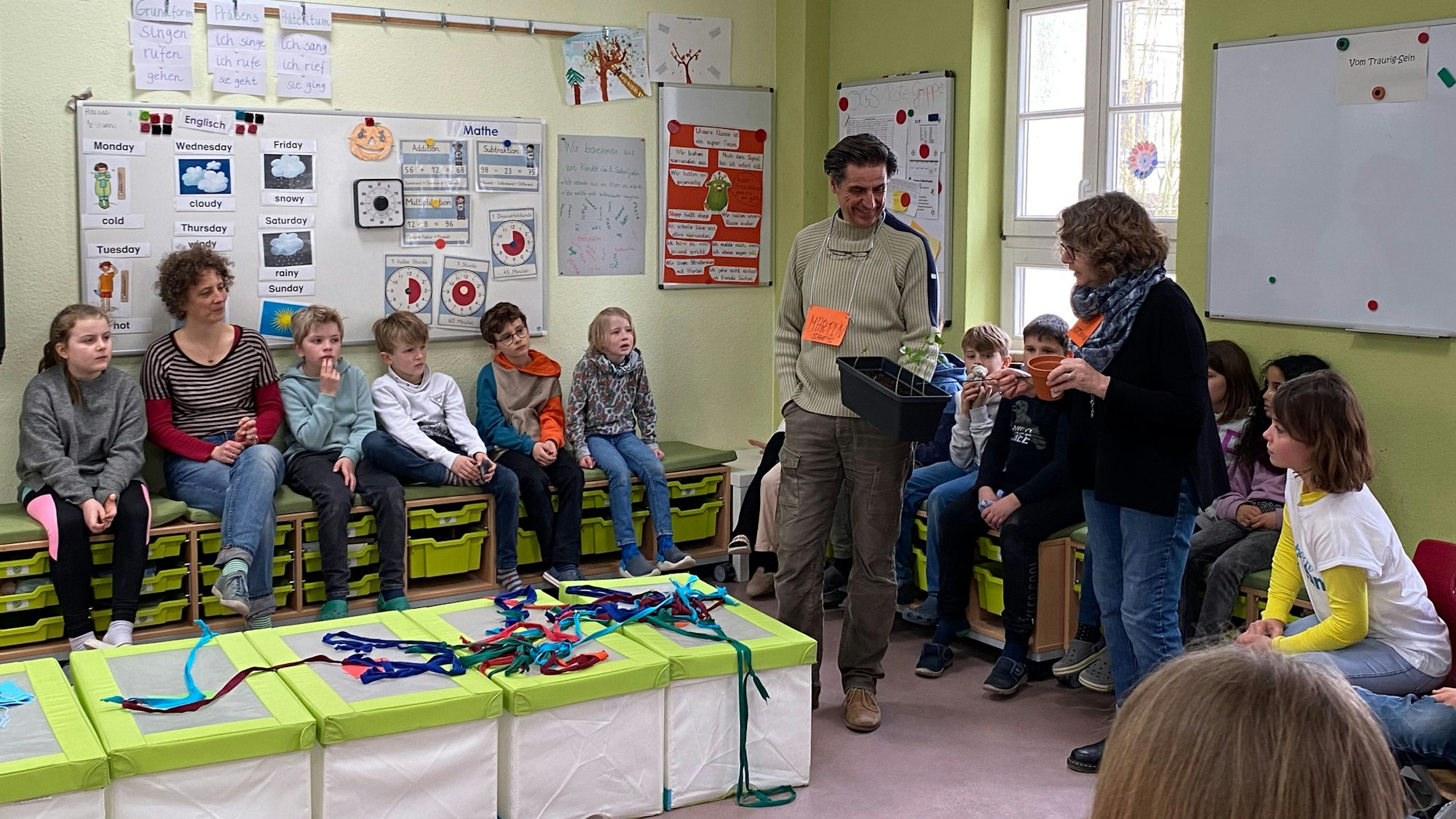 Brühler Hospizverein in einer dritten Klasse der Franziskus-Schule.