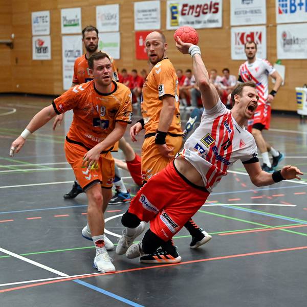 18.11.2022-Handball-Longerich-Bergische Panther
vorne: Dustin Thöne (Longerich)
links: Justus Ueberholz (Panther)
Foto: Uli Herhaus