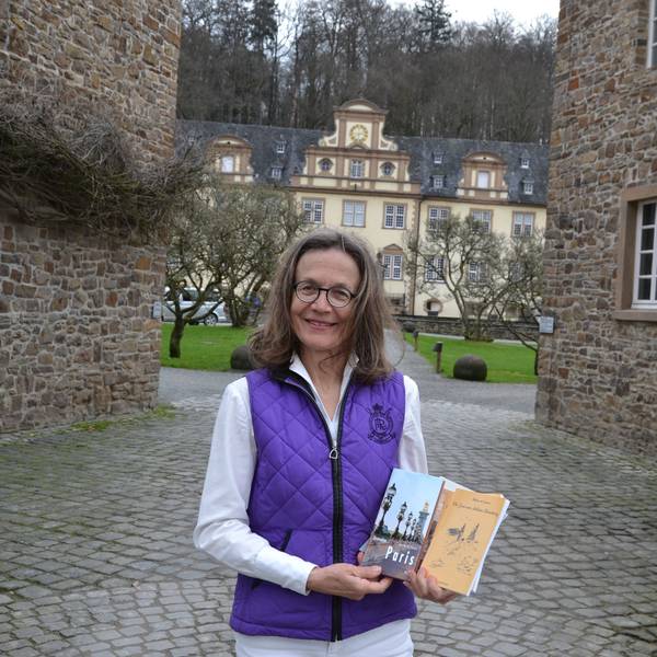 Bettina de Cosnac vor dem Schloss Ehreshoven in Engelskirchen.