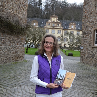 Bettina de Cosnac vor dem Schloss Ehreshoven in Engelskirchen.