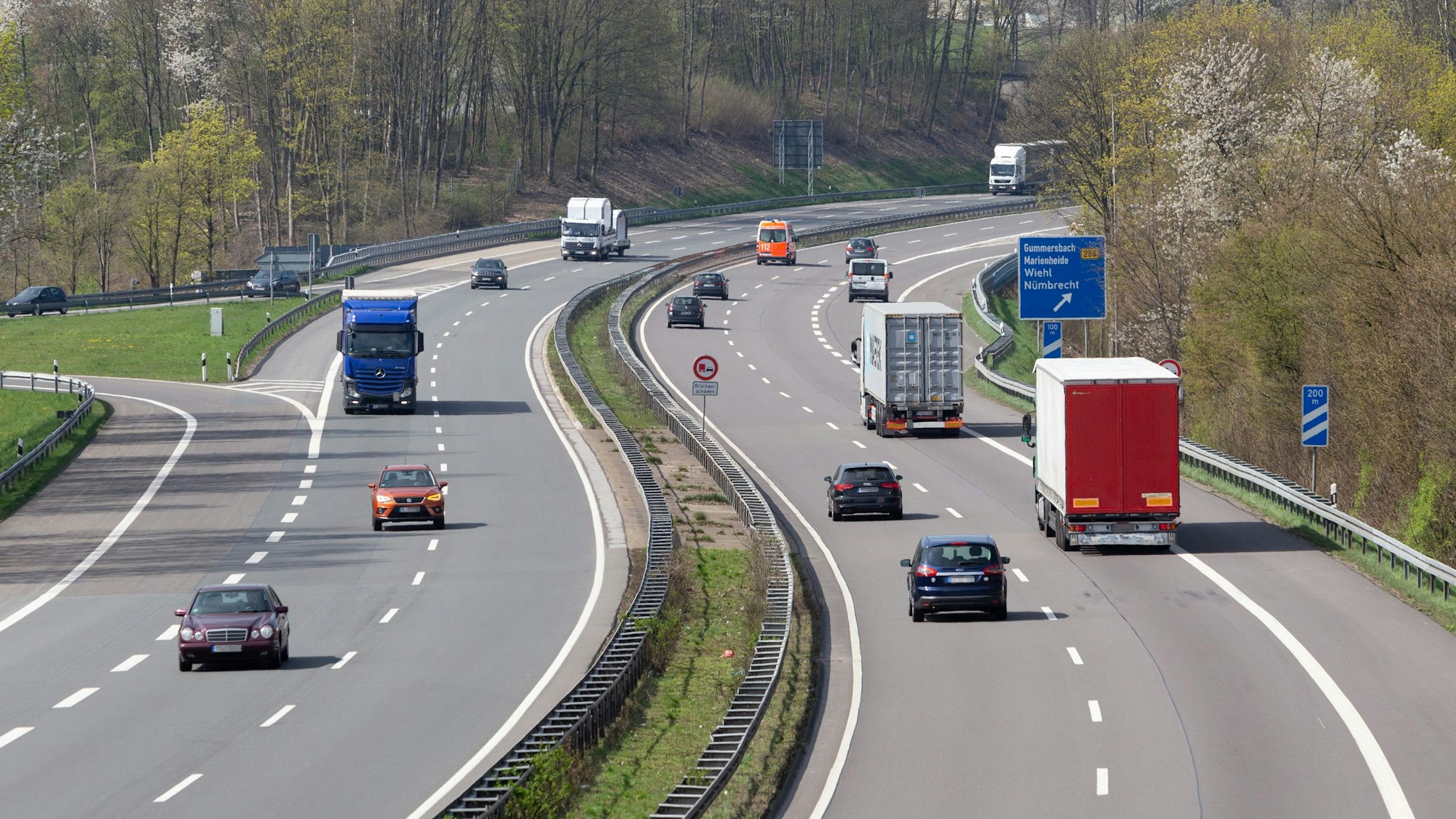 Blick auf die A4 an der Ausfahrt Gummersbach. (Symbolbild)