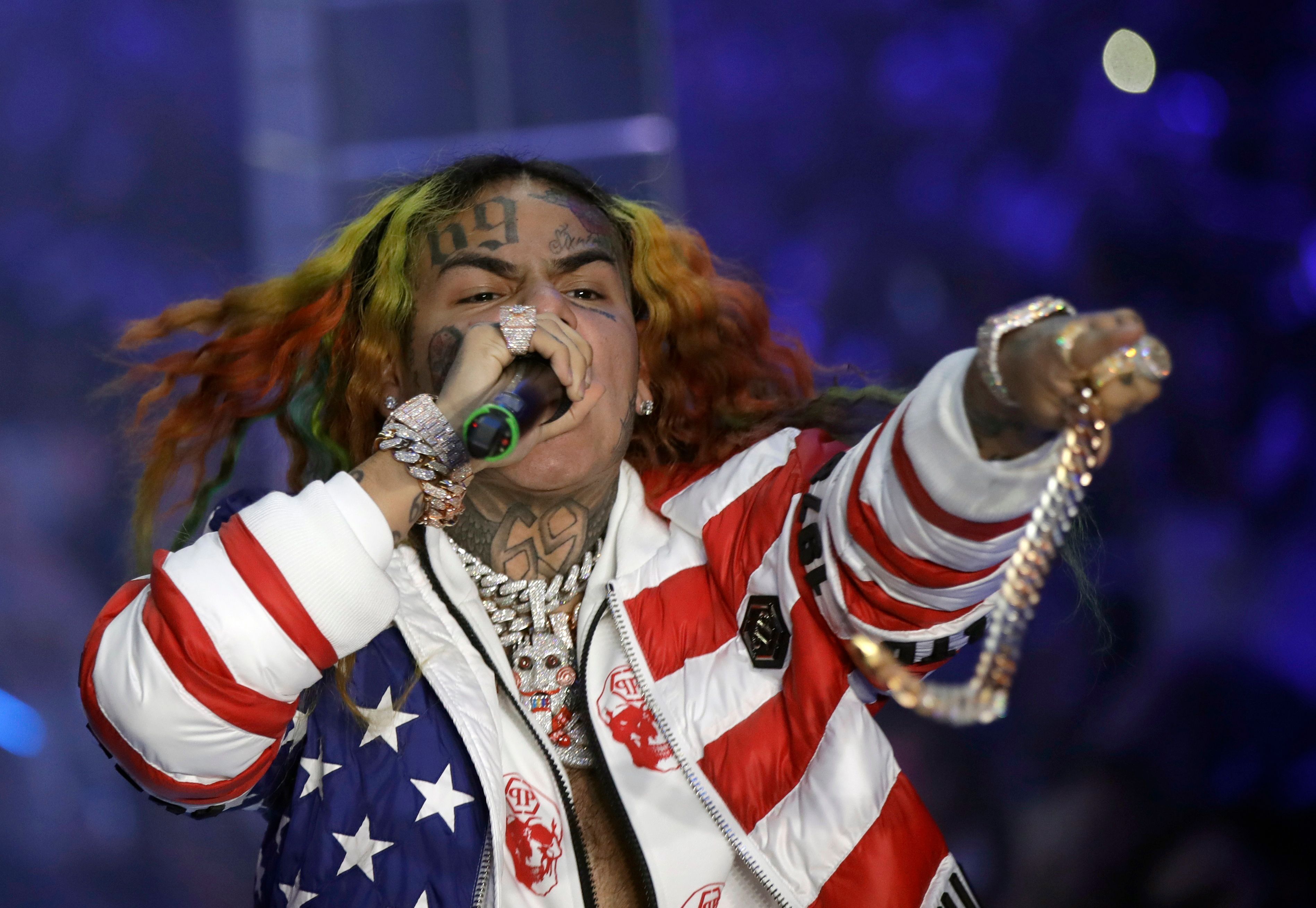 Der bekannte US-Rapper 6ix9ine, hier bei einem Auftritt 2018 in Mailand, wurde offenbar in einem Fitnessstudio attackiert und verprügelt.