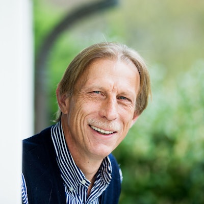 Fußballtrainer Christoph Daum am 19.04.2016 während eines dpa-Interviews in seinem Büro neben seiner Villa in Köln (Nordrhein-Westfalen).