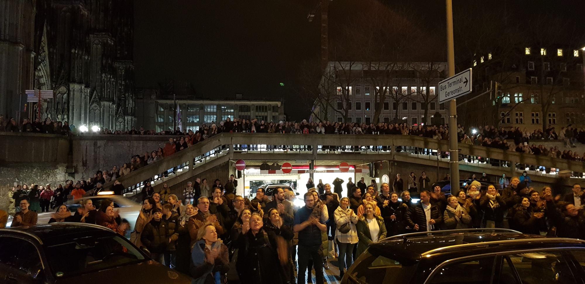 Etwa 200 Menschen verfolgten am Dienstagabend die Probe der Grüngürtelrosen vor dem „Gaffel am Dom“. Die Fans bevölkerten auch die Treppen, die hinauf zur Domplatte führen.