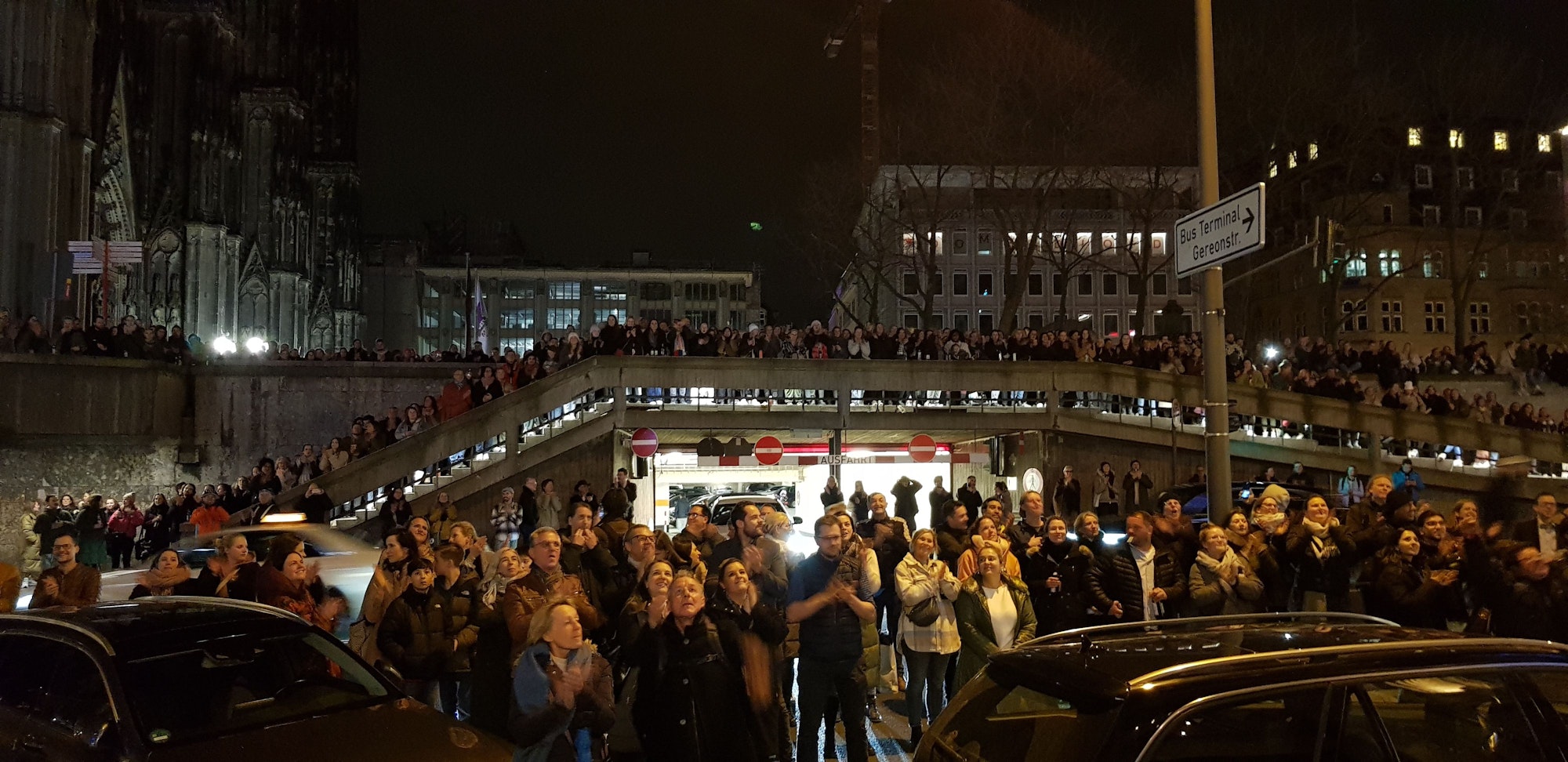 Etwa 200 Menschen verfolgten am Dienstagabend die Probe der Grüngürtelrosen vor dem „Gaffel am Dom“. Die Fans bevölkerten auch die Treppen, die hinauf zur Domplatte führen.