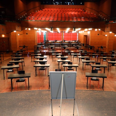 Im Bergischen Löwen stehen Stühle und Tische für die Ratssitzung.