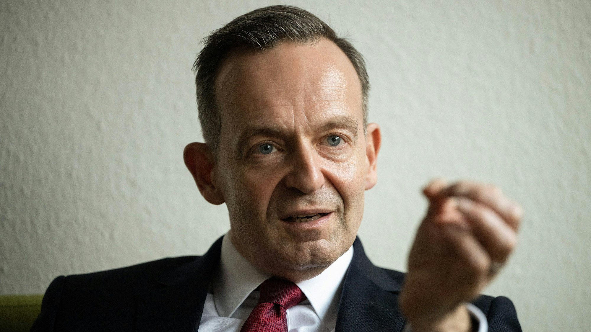 Wissing redet und gestikuliert.