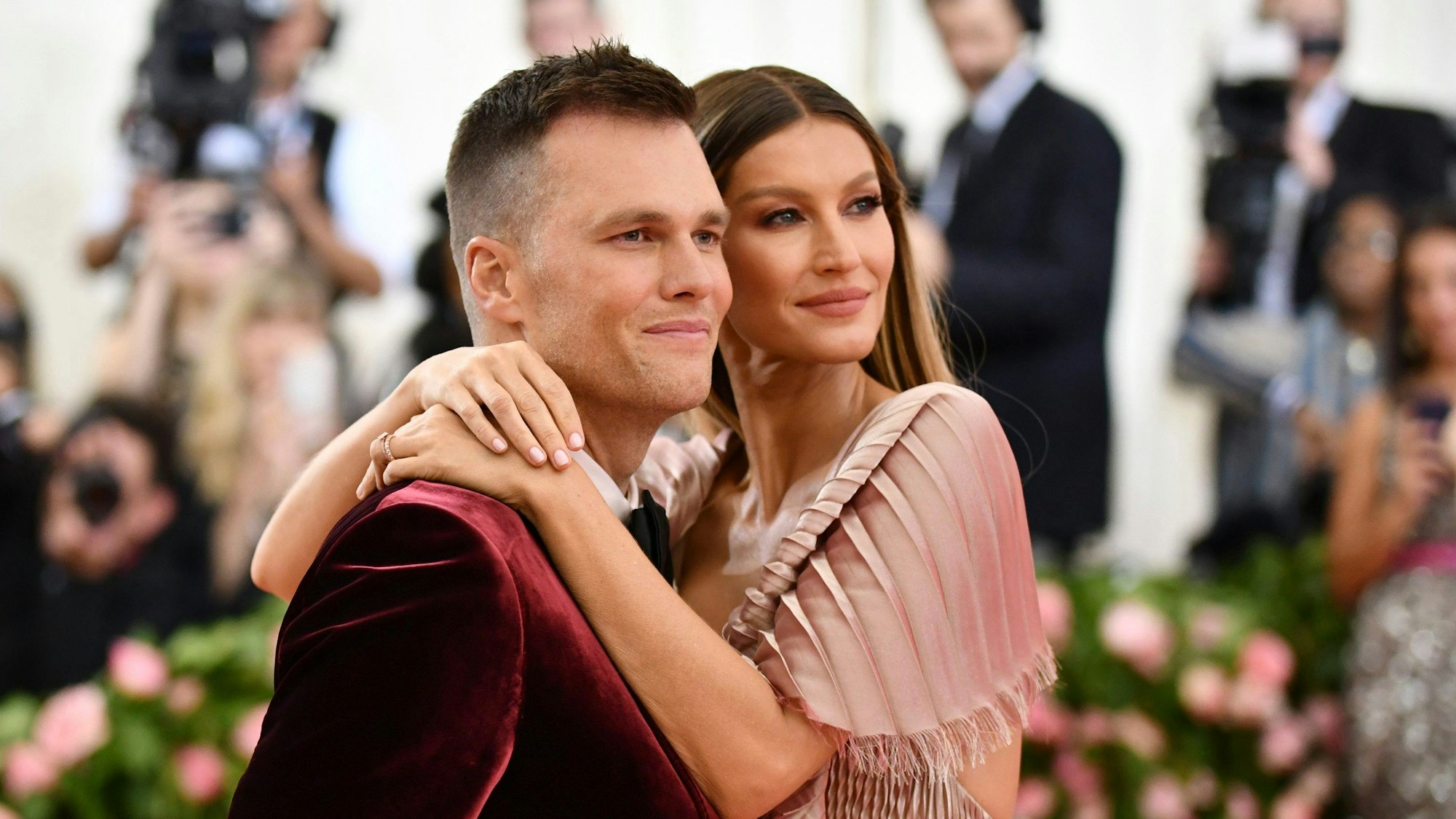 Football-Star Tom Brady und das Model Gisele Bündchen kommen zu einer Benefizveranstaltung des Metropolitan Museum of Art Costume Institute. Zum Start der neuen NFL-Saison dreht sich wieder vieles um Superstar Brady (zu dpa «Rückkehr der Überfigur: Tom Bradys nächste Titelmission») Foto: Charles Sykes/Invision/AP/dpa +++ dpa-Bildfunk +++