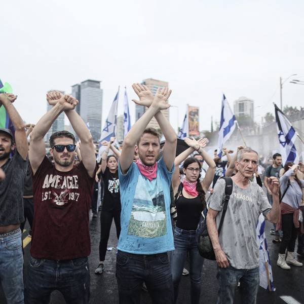 Israelische Demonstranten nehmen an einem Protest gegen die Pläne zur Reformierung des Justizsystems teil.