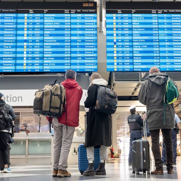 Passagiere informieren sich in der Abflughalle an einer Anzeigetafel. Am Flughafen München findet angesichts der angekündigten Warnstreiks am kommenden Sonntag und Montag kein regulärer Passagier- und Frachtverkehr statt.