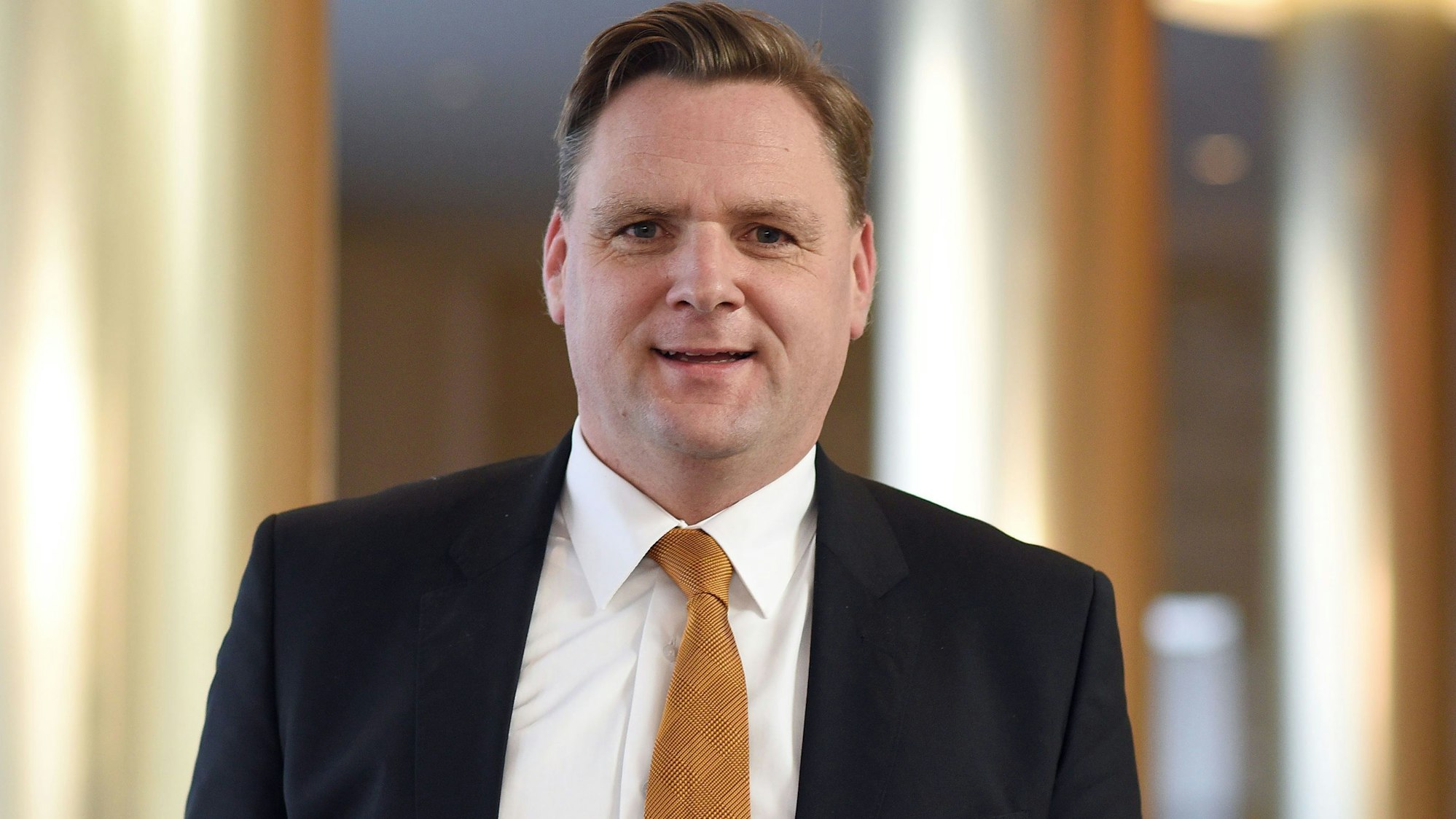 Der damalige Vorstandsvorsitzende von Kaufhof, Olivier Van den Bossche, steht in Köln. Der frühere Kaufhof-Chef Olivier van den Bossche soll in wenigen Wochen die Leitung des letzten großen deutschen Warenhauskonzerns übernehmen, wie Galeria am Donnerstag in Essen mitteilte.