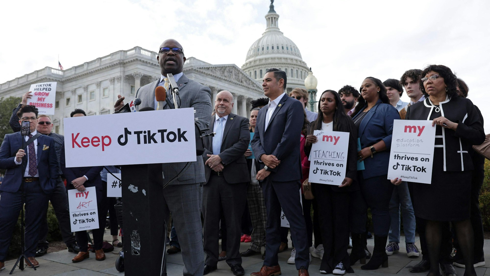 Demonstration vor dem Kapitol in Washington: Protestierende setzen sich für den Erhalt der Social-App Tiktok ein. Unter ihnen auch die US-Demokraten Jamaal Bowman und Mark Pocan.