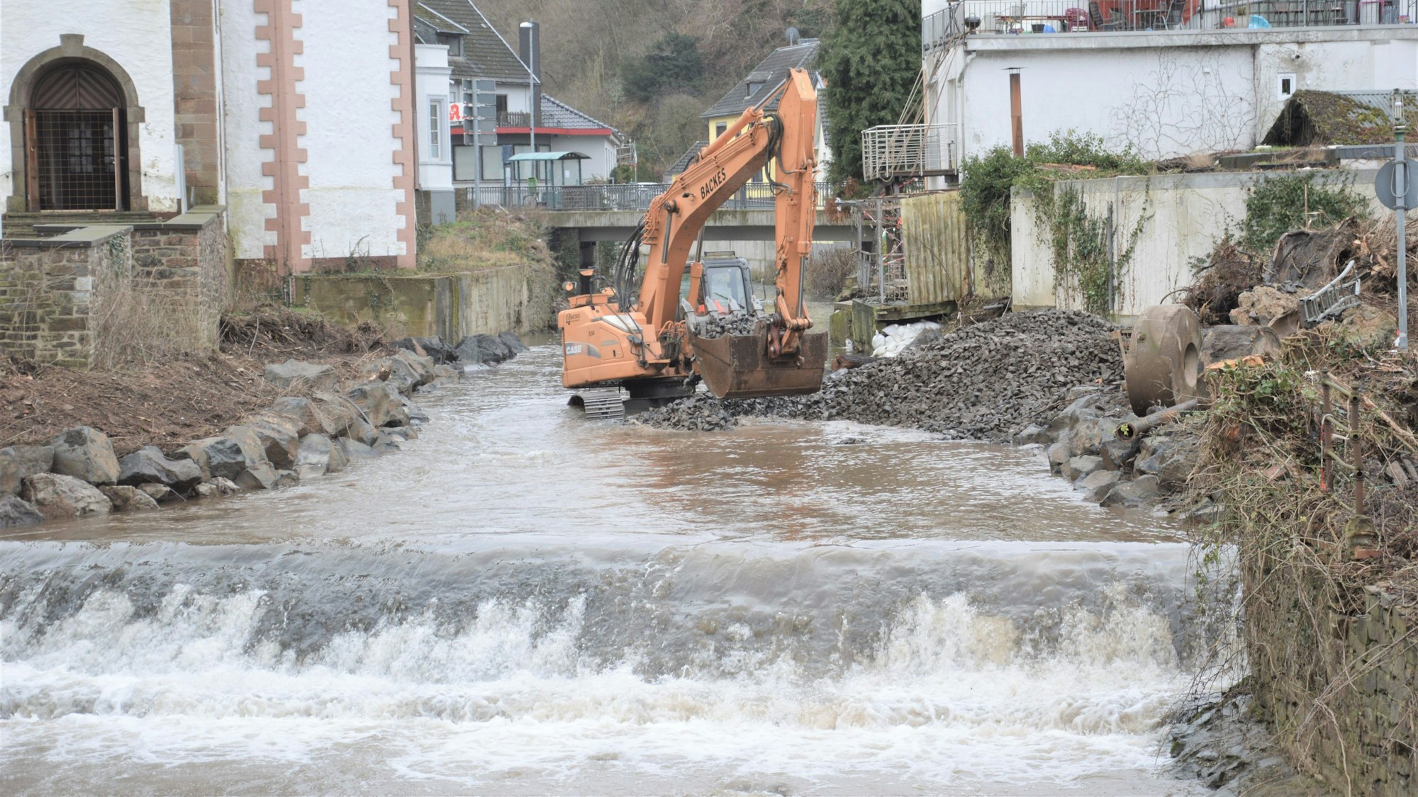 Das Archivfoto zeigt einen Bagger, der in Gemünd in der Urft steht.